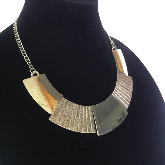 Silver Bib/Choker Statement Necklace women’s. Smart casual jewellery - Picture 3 of 7